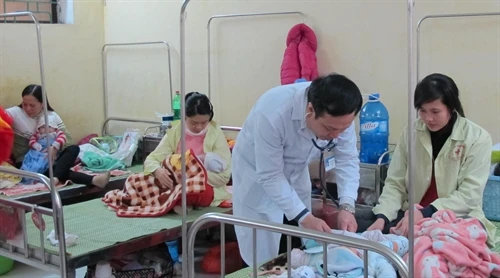 Ưu tiên đầu tư cho cơ sở y tế tuyến huyện, xã để giảm quá tải bệnh viện
