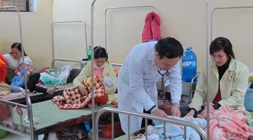 Ưu tiên đầu tư cho cơ sở y tế tuyến huyện, xã để giảm quá tải bệnh viện