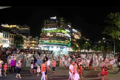 Không gian đi bộ hồ Hoàn Kiếm - Nơi hội nhập văn hóa thế giới và các vùng miền