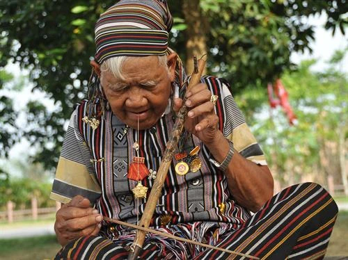 Nghệ nhân Phạm Văn Sự đam mê truyền lại văn hóa dân tộc H’rê
