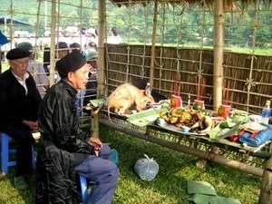 Người Cao Lan cúng cơm mới