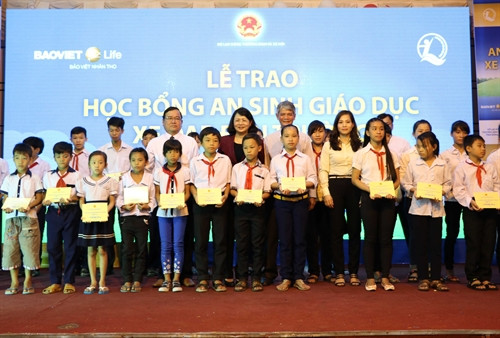 Phó Chủ tịch nước Đặng Thị Ngọc Thịnh trao học bổng cho học sinh nghèo Đồng Tháp