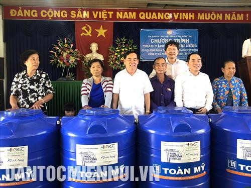 Tặng bồn trữ nước giúp người dân khó khăn vượt qua hạn mặn