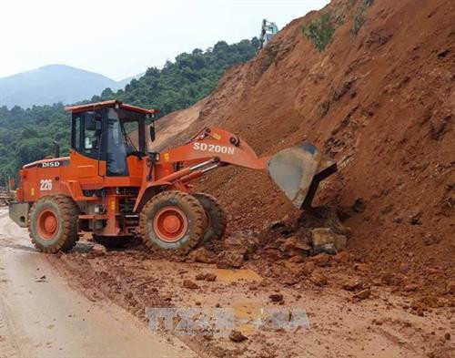 Nỗ lực khắc phục sạt lở trên Quốc lộ 279 đoạn qua Tuần Giáo, Điện Biên