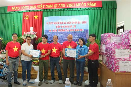 Trao tặng đặc sản Đà Lạt cho chiến sỹ Trường Sa và Nhà giàn DK1