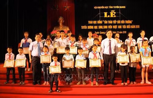 Tuyên Quang tuyên dương học sinh, sinh viên vượt khó tiêu biểu và trao học bổng “Tân Trào tiếp sức đến trường” năm 2018
