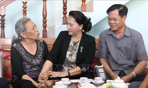 Chủ tịch Quốc hội Nguyễn Thị Kim Ngân thăm mẹ Việt Nam anh hùng, gia đình chính sách tại Phú Yên
