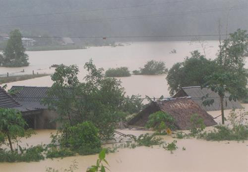 Hà Tĩnh: Thăm hỏi, hỗ trợ nhu yếu phẩm thiết yếu cho người dân vùng lũ