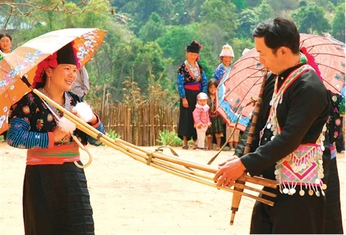 Về bản Mông nghe làn điệu giao duyên
