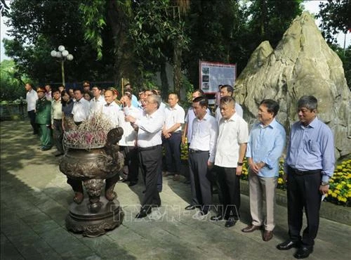 Nhân Ngày Thương binh - Liệt sỹ 27/7: Thường trực Ban Bí thư Trần Quốc Vượng dâng hương tưởng niệm các Anh hùng liệt sỹ tại tỉnh Thái Nguyên