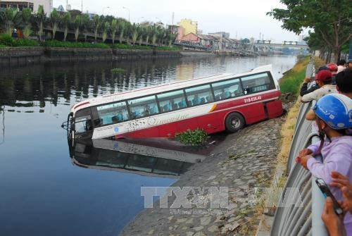 Xe khách lao xuống kênh Tàu Hủ - Bến Nghé, tài xế và phụ xe phá cửa thoát thân