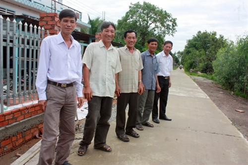 Lão nông góp 100 triệu đồng làm đường giao thông