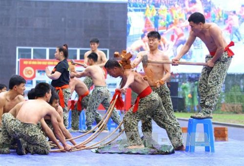 Đặc công Việt Nam nhào lộn, dùng cổ ấn cong mũi giáo