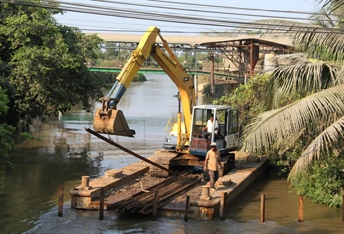 Long An khẩn trương đắp đập ngăn mặn