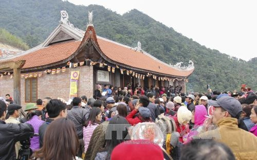 Biển người chen chúc trong ngày khánh thành chùa Ngọa Vân