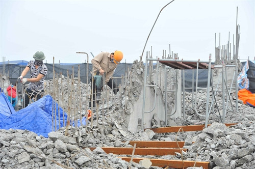 Cưỡng chế phá dỡ phần công trình sai phạm tại 8B Lê Trực