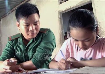 Chương trình “Nâng bước em tới trường” thắt chặt tình quân dân ở Phú Yên