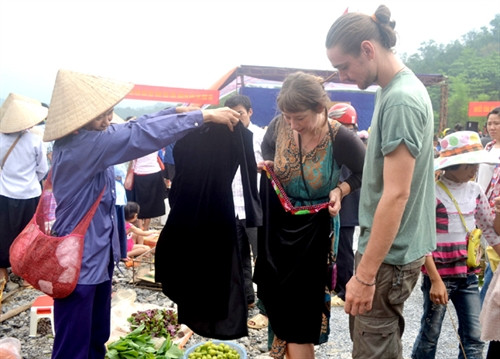 Mang Lẩu Then đến chợ phiên