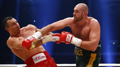 “Tiến sĩ búa thép” Wladimir Klitschko gục ngã