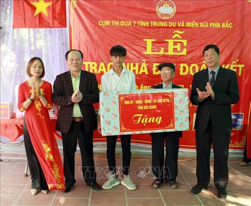 Cụm thi đua Ủy ban Mặt trận Tổ quốc 7 tỉnh trung du, miền núi phía Bắc trao nhà Đại đoàn kết tại Bắc Giang