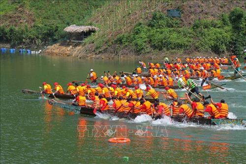 Đặc sắc lễ hội đua thuyền trên sông Chừng