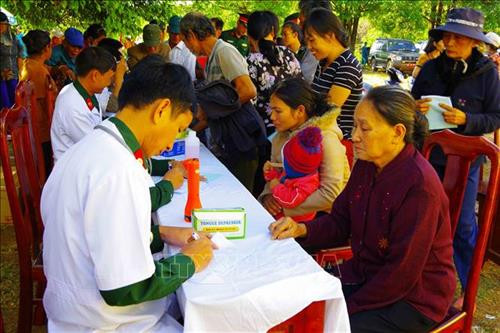 Khám bệnh, phát thuốc miễn phí cho đồng bào dân tộc thiểu số vùng biên giới ở Đắk Nông