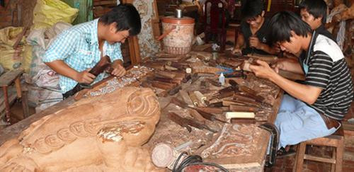 Thương binh Nguyễn Quang Văn làm giàu từ nghề mộc