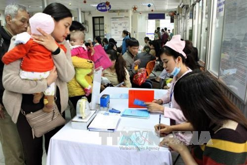 Nên đưa trẻ đi tiêm Quinvaxem thay vì chờ vắc xin dịch vụ