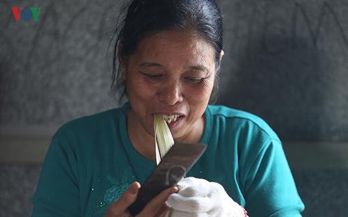 Làng chẻ lạt gói bánh chưng tất bật chuẩn bị hàng Tết và xuất khẩu