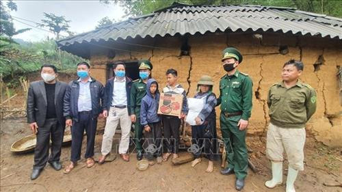 Bộ đội biên phòng Lào Cai tặng gạo cho đồng bào nghèo biên giới