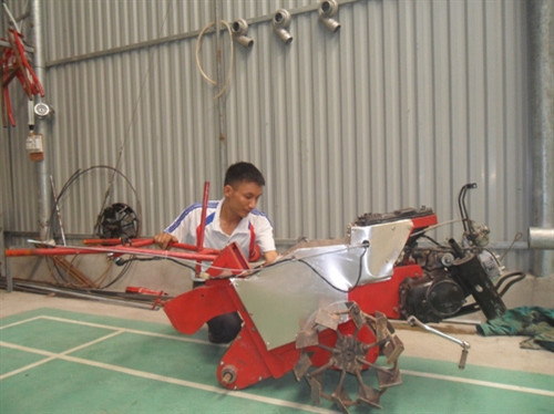 Nhà sáng chế trẻ và máy nông nghiệp “8 trong 1”