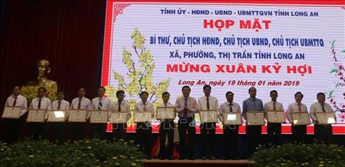 Long An: Khen thưởng 60 lãnh đạo chủ chốt xã, phường, thị trấn hoàn thành xuất sắc nhiệm vụ năm 2018