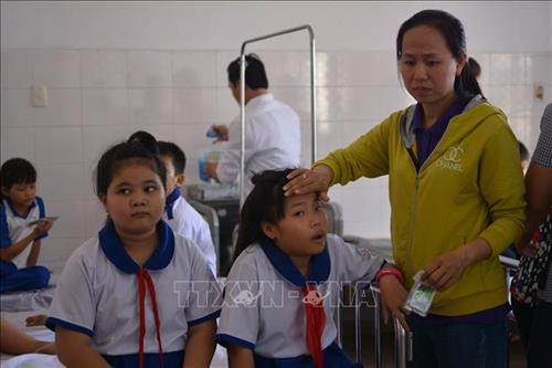 Hơn 50 học sinh ở Long An nhập viện nghi ngộ độc thực phẩm 