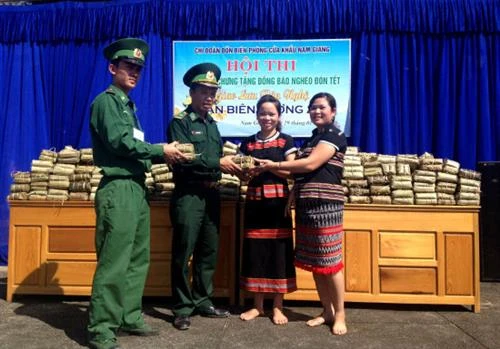 Bộ đội biên phòng Nam Giang tổ chức gói bánh chưng vì dân bản