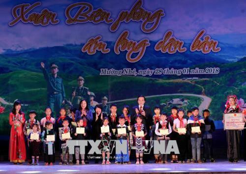Chương trình "Xuân biên phòng ấm lòng dân bản" ở huyện Mường Nhé