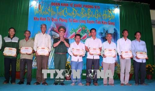 Đoàn kinh tế Quốc phòng 915 vui xuân cùng bà con vùng biên giới, hải đảo