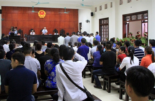 Phạt tù hai bị cáo nguyên là cán bộ Chi cục Hải quan khu kinh tế cửa khẩu Bắc Phong Sinh (Quảng Ninh)