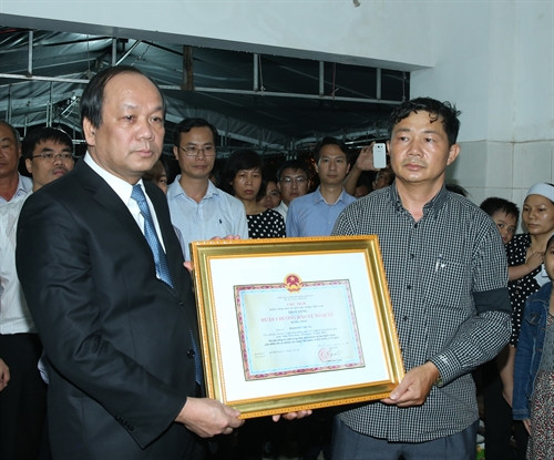 Trao Huân chương Bảo vệ Tổ quốc Hạng Nhất do Chủ tịch nước truy tặng Thiếu úy phi công Phạm Đức Trung