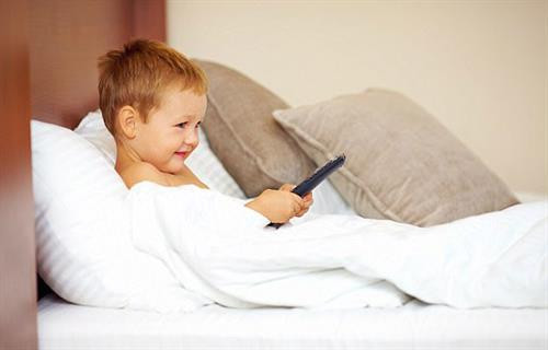Ti vi trong phòng ngủ làm tăng nguy cơ béo phì ở trẻ