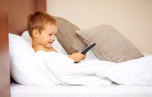 Ti vi trong phòng ngủ làm tăng nguy cơ béo phì ở trẻ