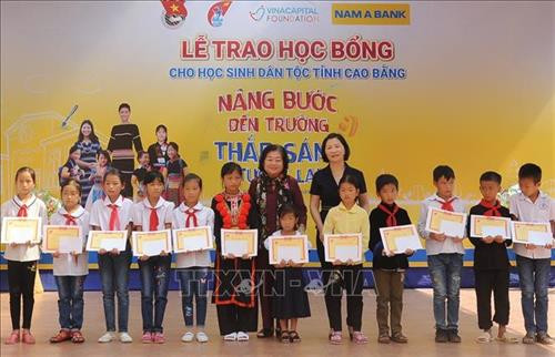 Tiếp sức học sinh dân tộc thiểu số Cao Bằng đến trường