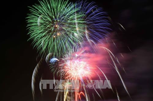Thành phố Hồ Chí Minh rực rỡ pháo hoa chào đón năm mới 2018