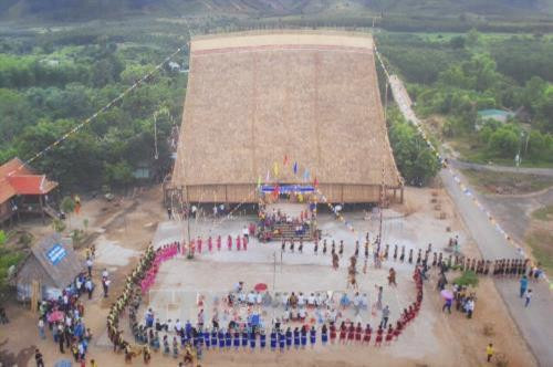 Làng Kon Sơ Lăl đón Tết 2018 đầm ấm trong ngôi nhà Rông mới