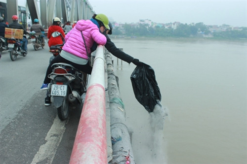 Tết ông Công ông Táo, lại chuyện xả rác sông Hồng