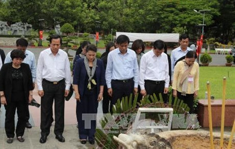 Chủ tịch Quốc hội Nguyễn Thị Kim Ngân dâng hương tại Côn Đảo