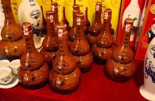 Rượu làng Vân khiến thực khách say quên lối về