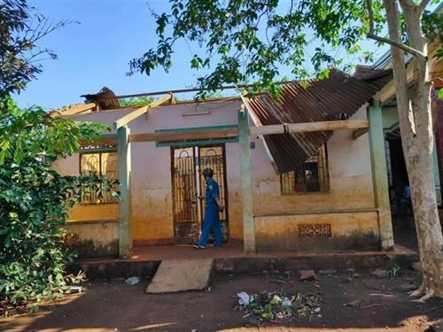 Lốc xoáy liên tiếp làm tốc mái, gãy đổ nhiều cây trồng ở Bình Phước