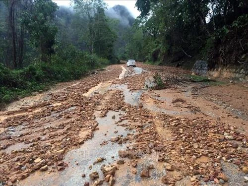 Điện Biên tạm thời thông tuyến quốc lộ 279 sau sự cố sạt lở gây ách tắc giao thông