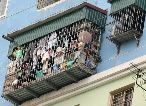 Hiểm họa từ việc cơi nới ban công thành "chuồng cọp"