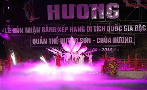 Lễ đón bằng Di tích quốc gia đặc biệt quần thể Hương Sơn